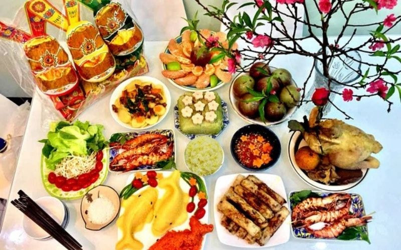 Mâm cỗ cúng Táo Quân với xôi, gà và hương hoa