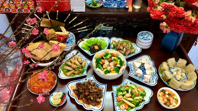 Mâm cỗ đầy đủ các món ăn truyền thống cho ngày cúng mùng 1 Tết