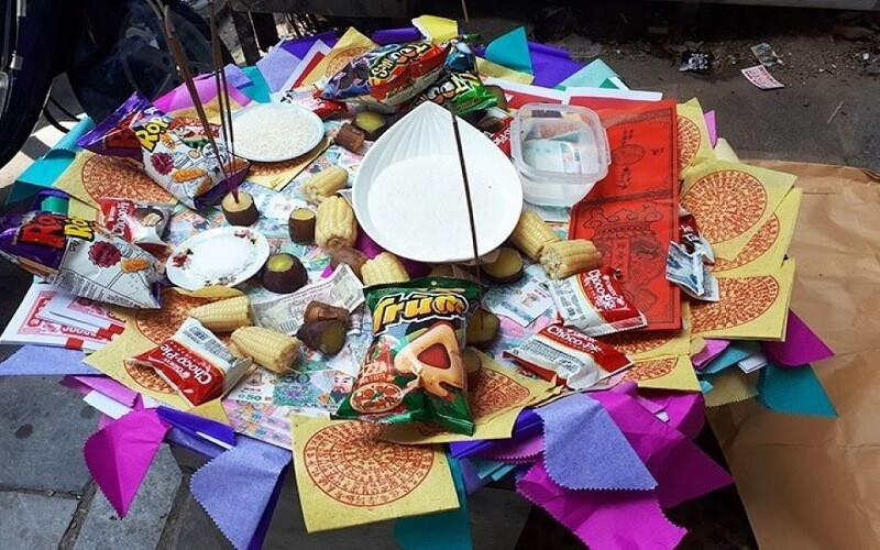 Mâm cúng các bác đầy đủ với cháo, xôi, bánh kẹo và trái cây