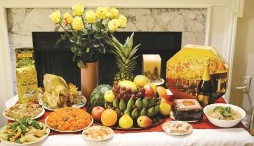 Mâm cúng đầu năm tươm tất với gà luộc và xôi gấc