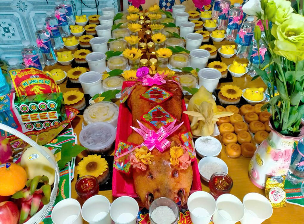 Mâm cúng đầy tháng bé trai với các món ăn truyền thống và hiện đại