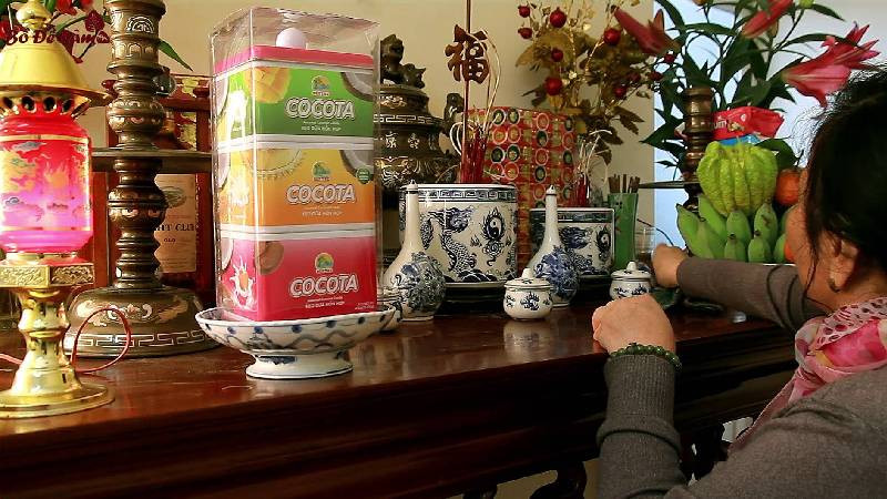 Mâm cúng đơn giản nhưng trang trọng, thể hiện lòng thành kính trong ngày đầu năm mới