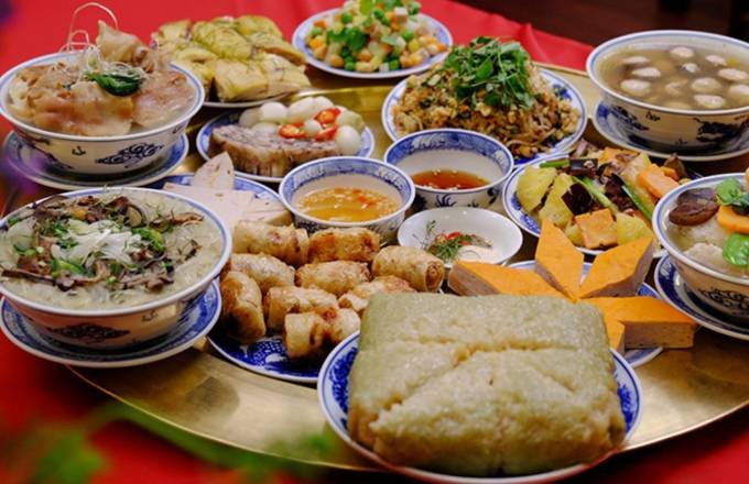 Mâm cúng giao thừa ngoài trời tươm tất