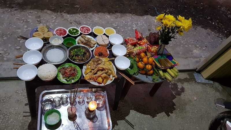 Mâm cúng giao thừa ngoài trời với các lễ vật truyền thống đón quan hành khiển