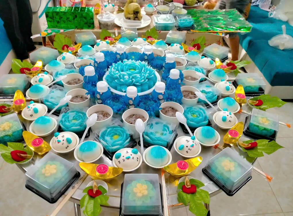 Mâm cúng mụ bé trai tươm tất, thể hiện lòng thành