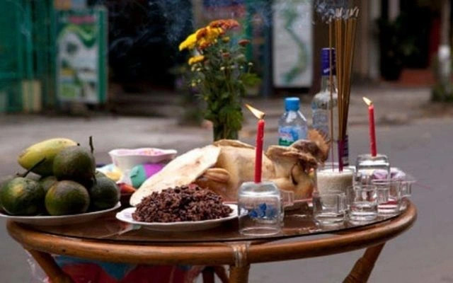 Mâm cúng ngoài trời đêm giao thừa với đủ lễ vật