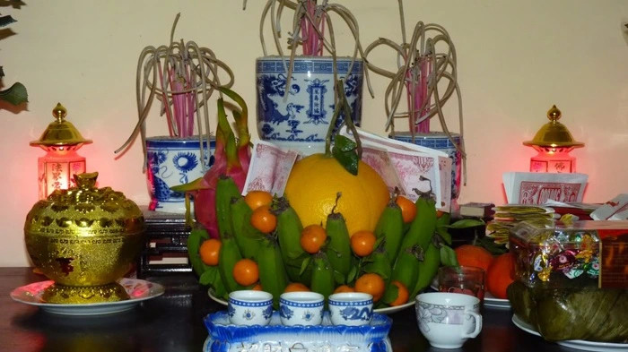 Mâm cúng Rằm tháng Chạp truyền thống với hương, hoa, lễ vật, chuẩn bị cho nghi thức văn khấn cúng rằm tháng chạp