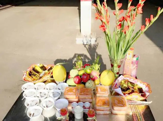 Mâm cúng xe máy mới mua thịnh soạn với xôi gà, trái cây và nến