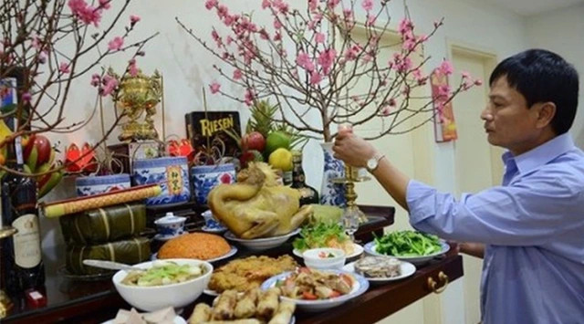 Mâm lễ cúng giao thừa trong nhà tươm tất chuẩn bị đón năm mới an lành