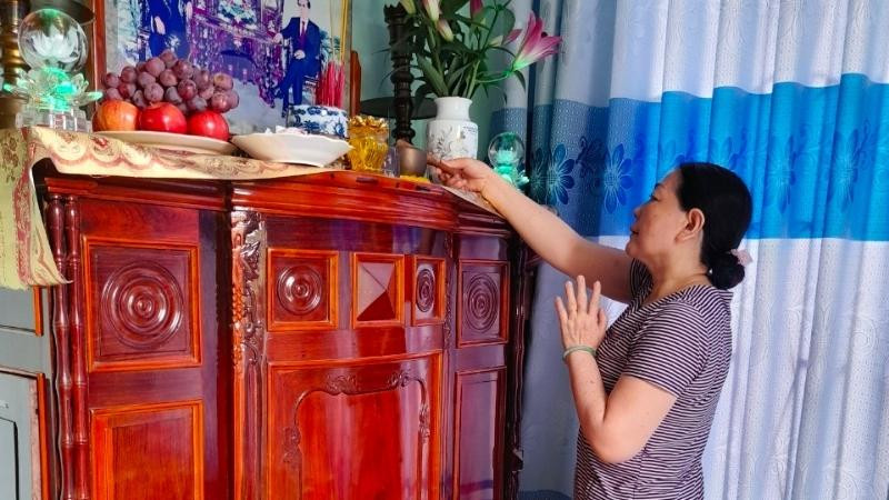 Mâm lễ vật cúng giỗ bà nội đầy đủ trên bàn thờ gia tiên