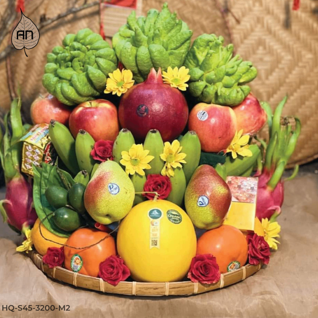 Mâm lễ vật cúng Quan Lớn Tuần Tranh đầy đủ với hương hoa, trái cây, xôi gà, được chuẩn bị tươm tất theo nghi thức truyền thống cho buổi lễ văn khấn.