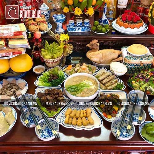Mâm lễ vật cúng tươm tất chuẩn bị cho nghi thức thay bát hương mới