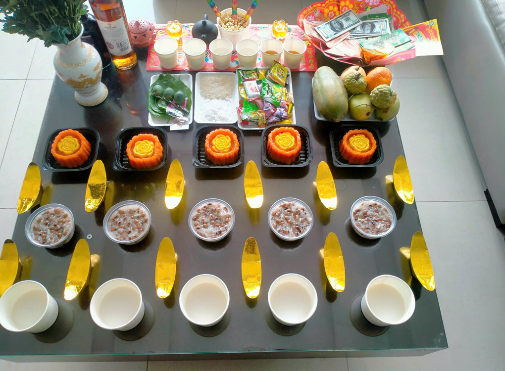 Mâm lễ vật cúng xe mới đầy đủ với trái cây, hoa, xôi chè