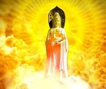 Mâm lễ vật trang trọng để dâng cúng khi đi chùa đầu năm