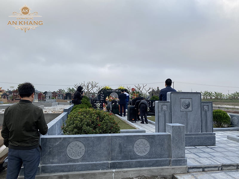 Mâm lễ vật trang trọng được chuẩn bị cho lễ cúng động thổ xây mộ, bao gồm hoa quả, nến và hương