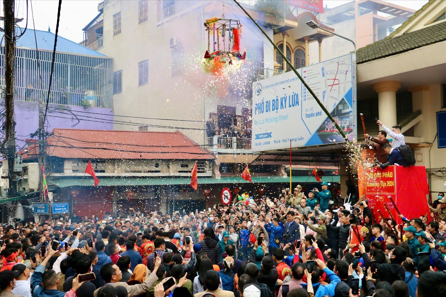 Màn tranh cướp Đầu pháo đặc sắc tại Lễ hội đền Kỳ Cùng - đền Tả Phủ