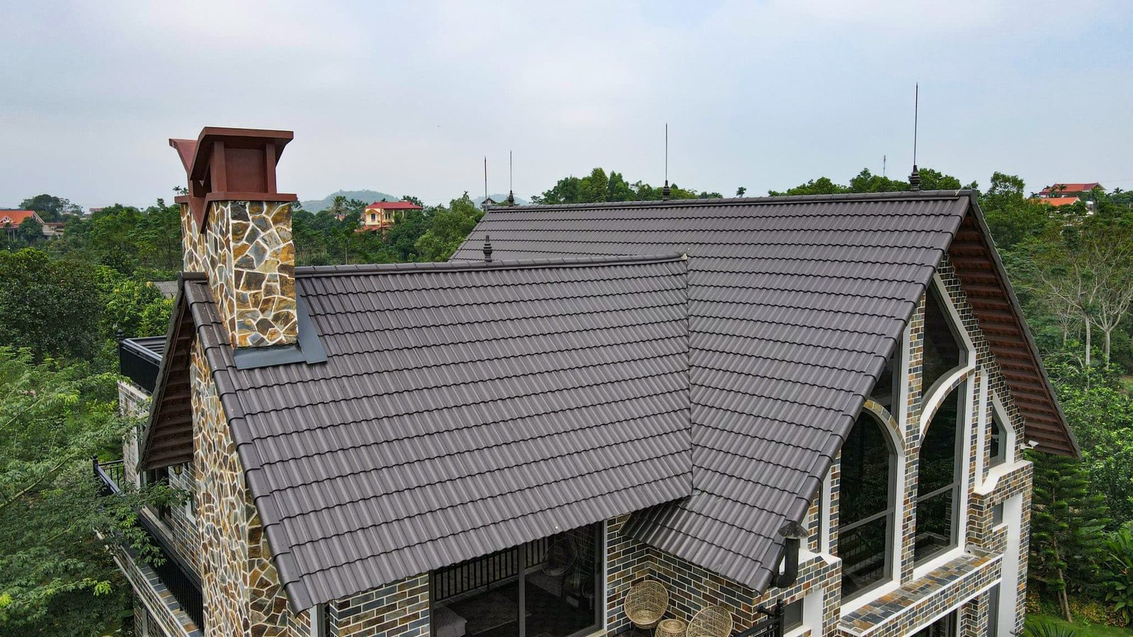 Màu ghi xám kết hợp hài hòa với gia chủ mệnh Kim trong phong thủy