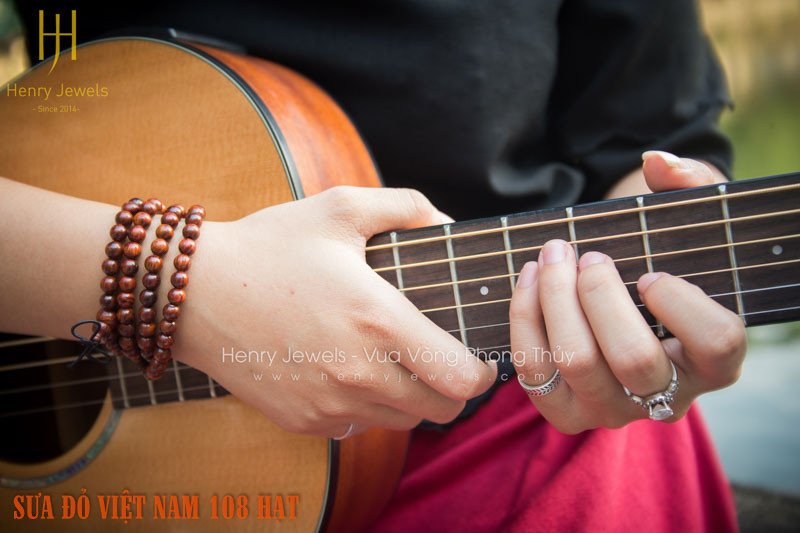 Mẫu vòng tay gỗ sưa với tông màu đất phù hợp cho người mệnh Thổ