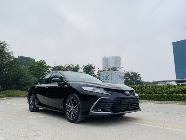 Mệnh Thổ và Hỏa nên tránh xe ô tô màu xanh đen