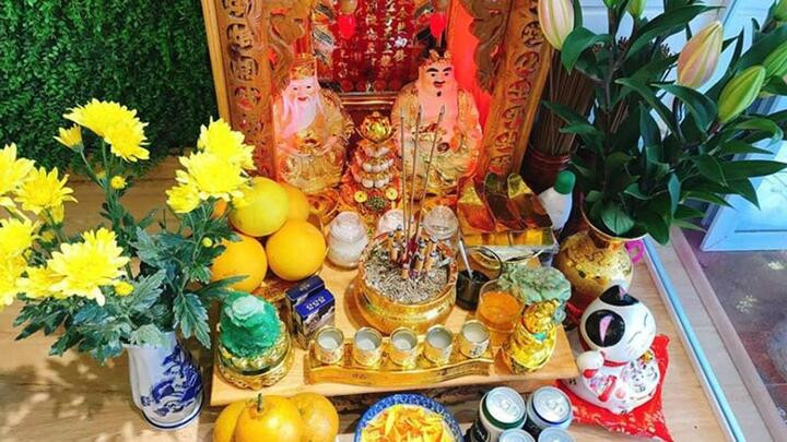 Một bàn thờ Thần Tài được bày biện đầy đủ lễ vật