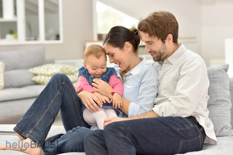 Một bé gái đang vui vẻ chạy trên cánh đồng xanh mát dưới nắng, thể hiện sự năng động của người tuổi Kỷ Hợi sinh năm 2019.