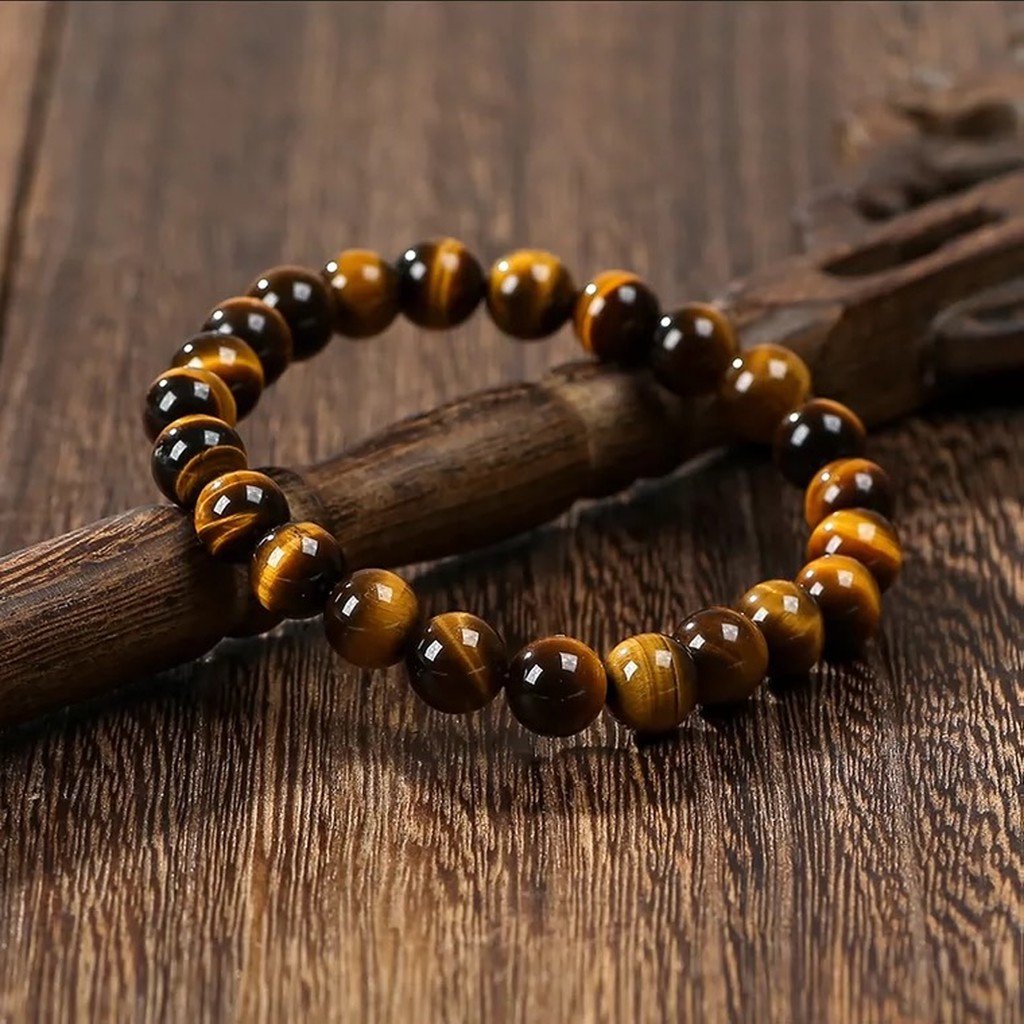 Một chuỗi vòng phong thủy nhiều màu sắc với đá quý, biểu tượng may mắn cho người tuổi Mùi