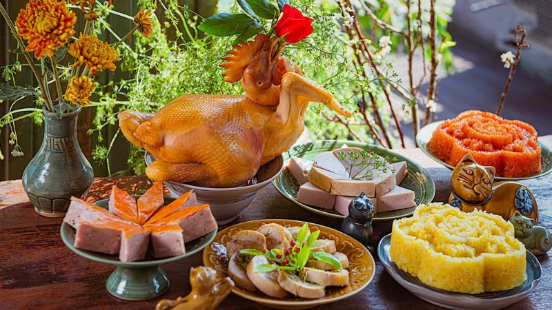 Một gia đình Việt đang hóa vàng mã sau khi kết thúc lễ cúng gia tiên đầu năm