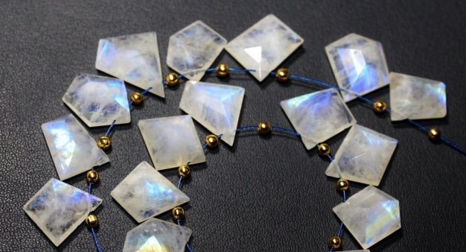 Năng lượng tích cực từ đá moonstone tự nhiên, tác dụng của đá mặt trăng