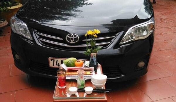 Nghi thức cúng xe ô tô mới thể hiện nét đẹp văn hóa tâm linh