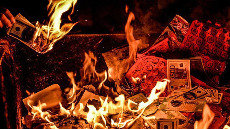 Nghi thức hóa vàng mã sau lễ cúng Rằm tháng 7, thể hiện việc gửi gắm lễ vật đến thế giới tâm linh và hoàn tất các nghi thức cúng kính.