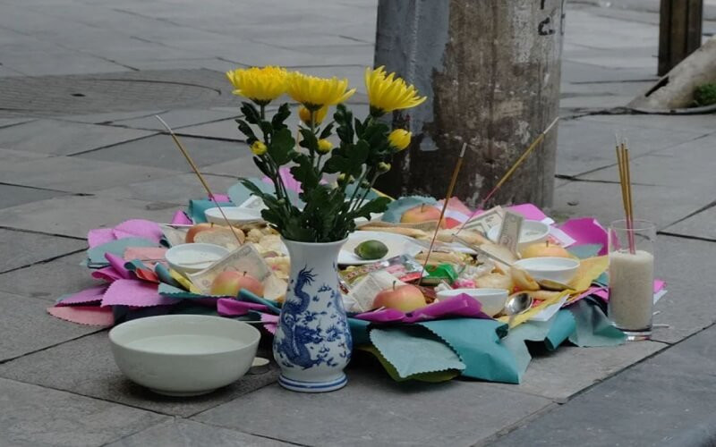 Người dân cúng lễ vật cho các bác, cô hồn vào ngày rằm hoặc mùng hai, mười sáu