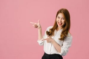 Người phụ nữ trẻ tuổi đang suy tư về vận mệnh, biểu tượng cho việc tìm hiểu 2018 tuổi gì mệnh gì và tương lai.