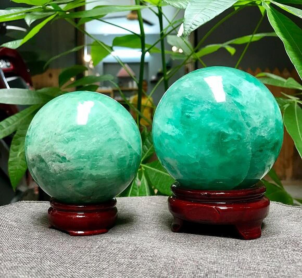Quả cầu đá Fluorit phong thủy màu xanh