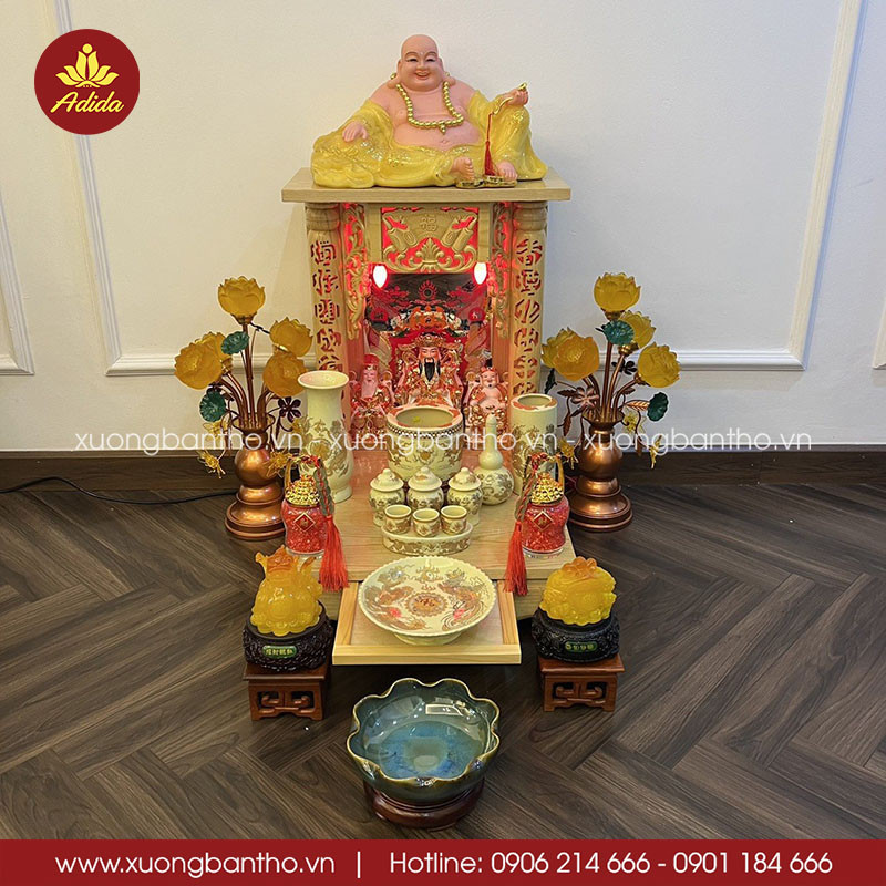 Sắp xếp lại vật phẩm trên bàn thờ sau khi bao sái bàn thờ thần tài và đọc văn khấn an vị