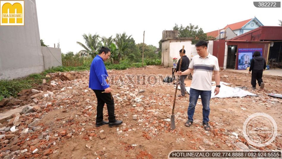 Thầy cúng thực hiện nghi lễ động thổ