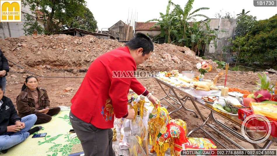 Thầy phong thủy làm lễ cúng động thổ cho công trình nhà ở
