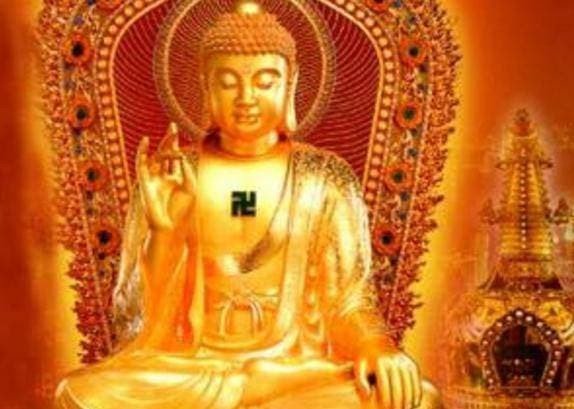 Tín chủ thành tâm khấn vái tại chánh điện, thực hành văn khấn đi chùa đầu năm