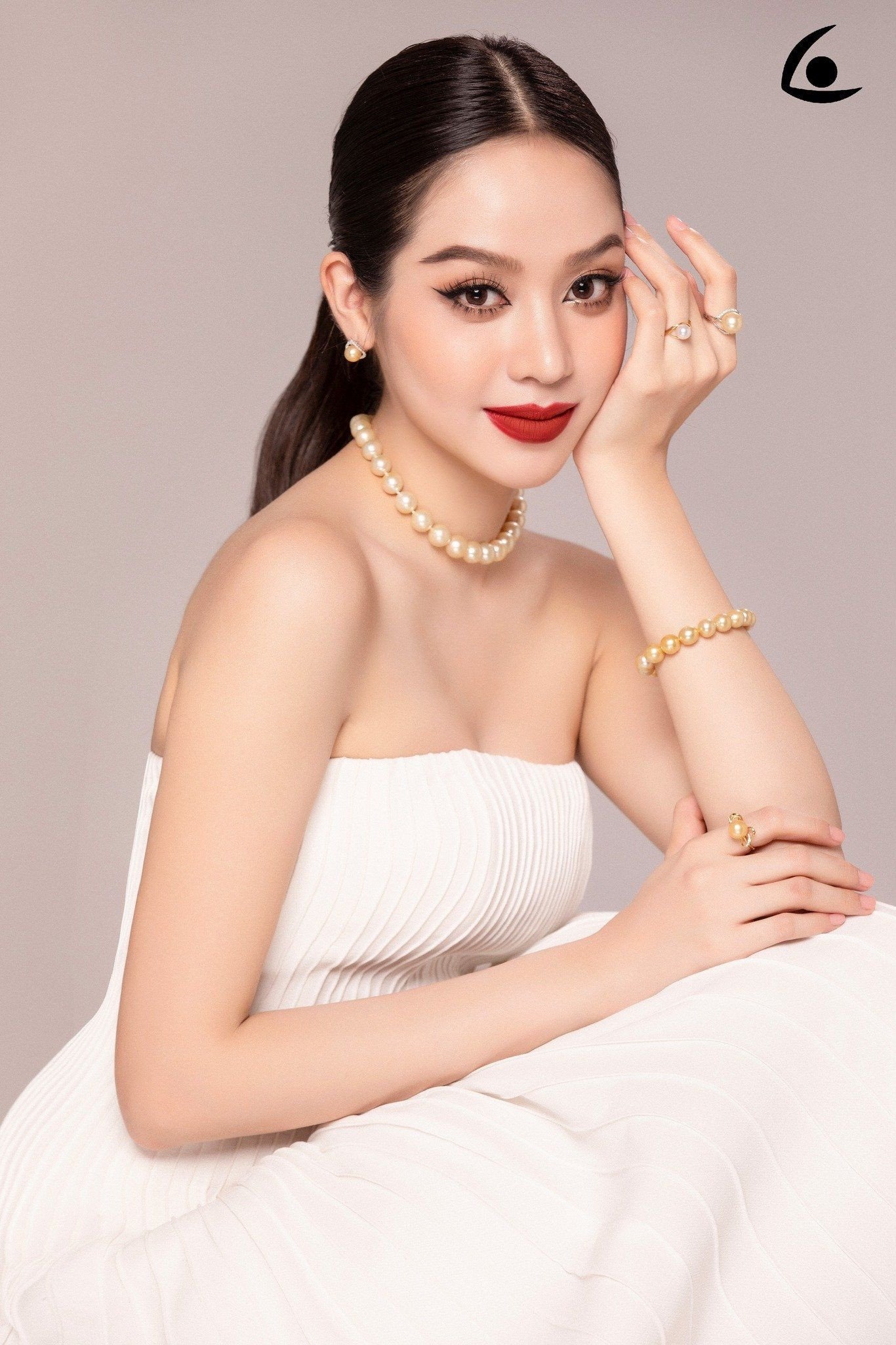 Tô điểm vẻ đẹp tự nhiên của người mệnh Hỏa bằng vật phẩm phong thủy màu sắc phù hợp, thu hút năng lượng tích cực và may mắn