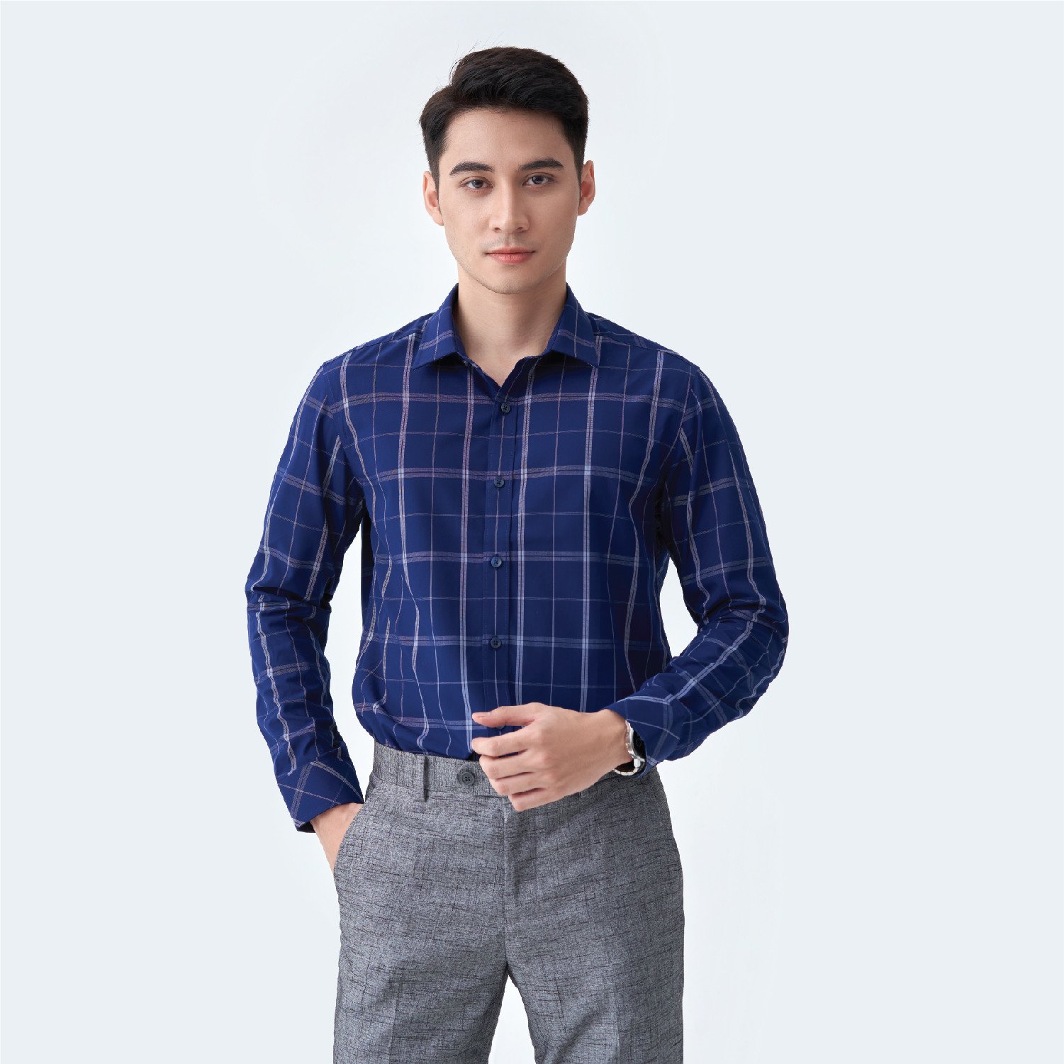Trang phục đi làm truyền thống với áo sơ mi kẻ sọc màu trung tính, phong thủy cho người mệnh Thổ 1961