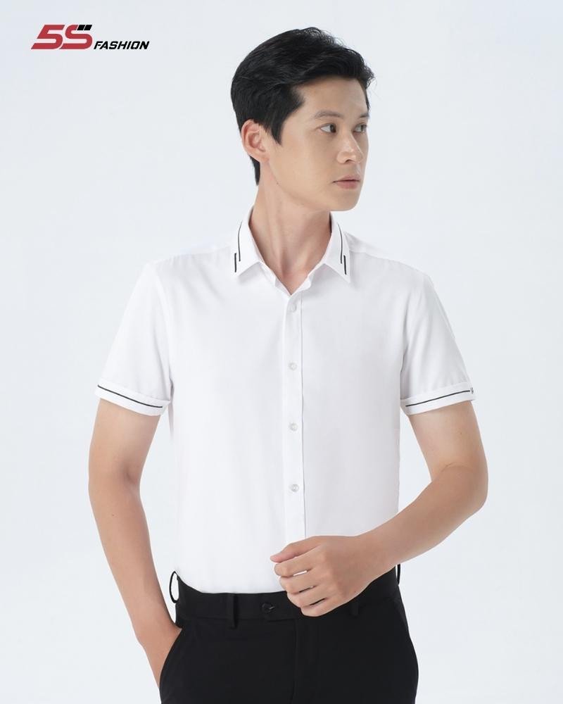 Trang phục sơ mi ngắn tay và quần short kaki màu tương sinh với mệnh Hỏa của bé trai Bính Thân