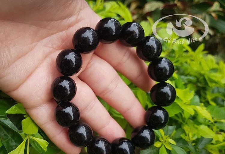 Trang sức đá phong thủy màu đen giúp tăng cường năng lượng tương sinh cho tuổi Canh Dần