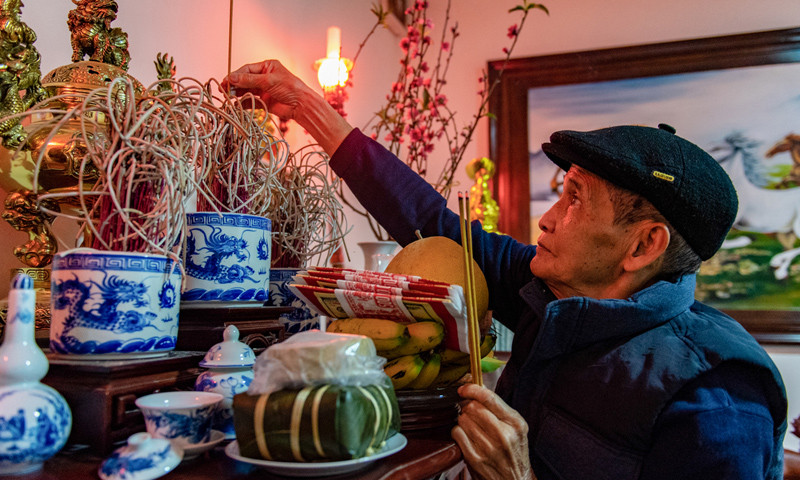 Văn khấn cúng Ông Công, Ông Táo được chuẩn bị sẵn trên bàn thờ gia tiên