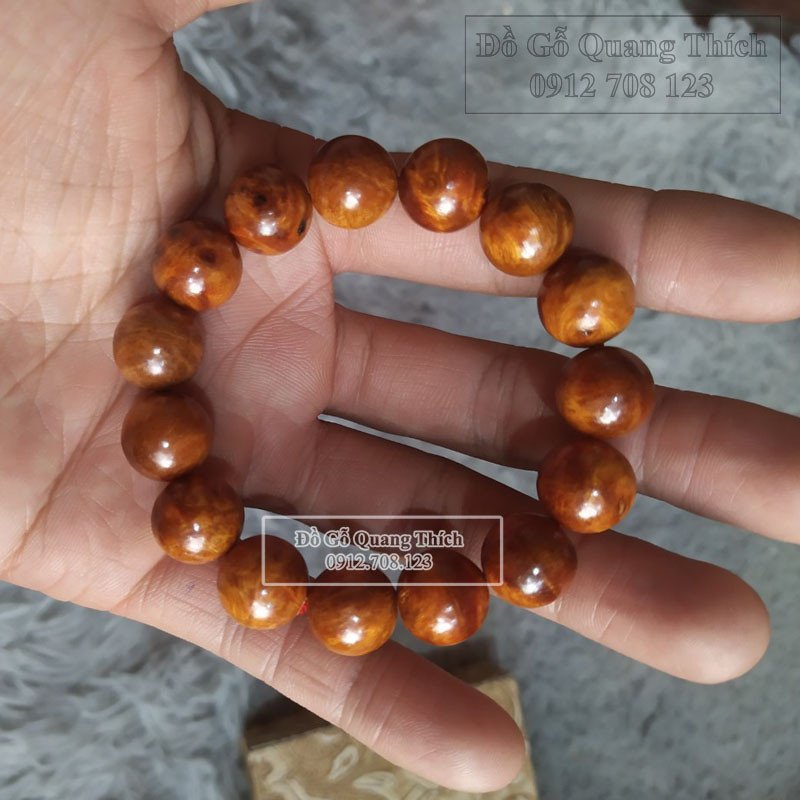 Vòng gỗ huyết long màu đỏ nâu, lựa chọn phong thủy hợp mệnh Hỏa hoặc Thổ