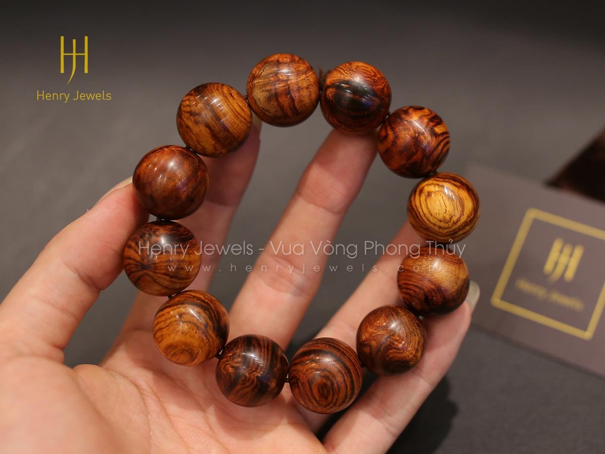 Vòng gỗ sưa đỏ Quảng Bình với sắc đỏ rực rỡ tượng trưng cho mệnh Hỏa