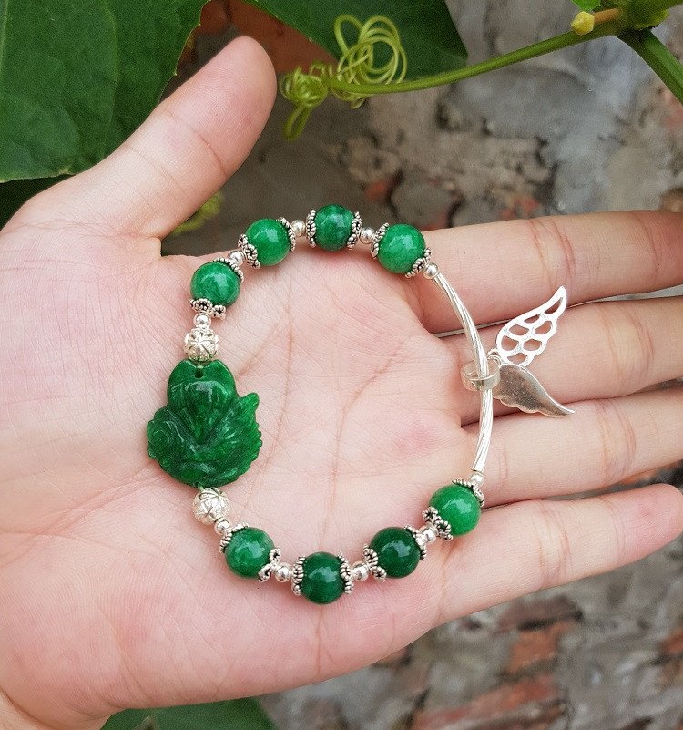 Vòng tay đá cẩm thạch xanh lá cây mang ý nghĩa bình an và may mắn cho mệnh Mộc