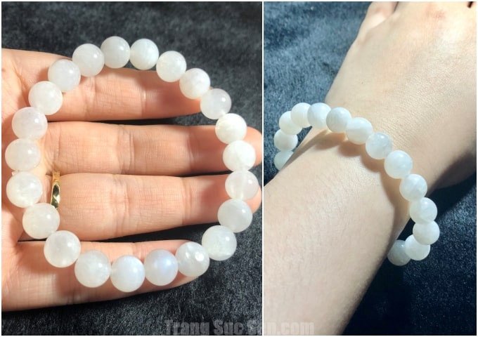 Vòng tay đá moonstone bạc lấp lánh trên cổ tay, thể hiện sự kết nối tâm linh