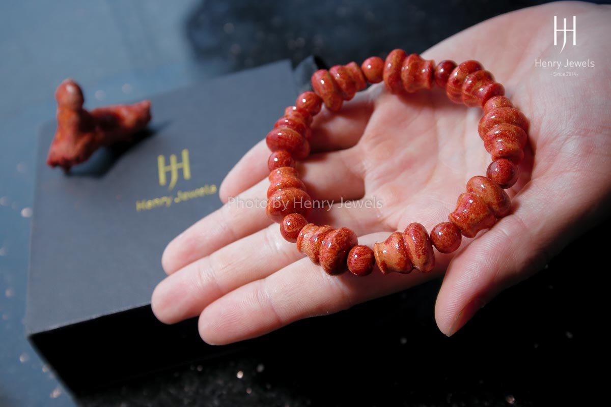 Vòng tay đá san hô đỏ mang lại may mắn và sức khỏe cho người mệnh Hỏa Thổ