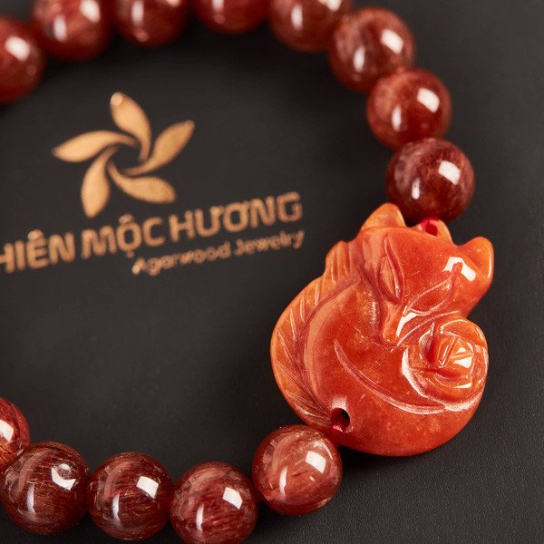 Vòng tay đá thạch anh tóc đỏ hợp mệnh Hỏa 1965