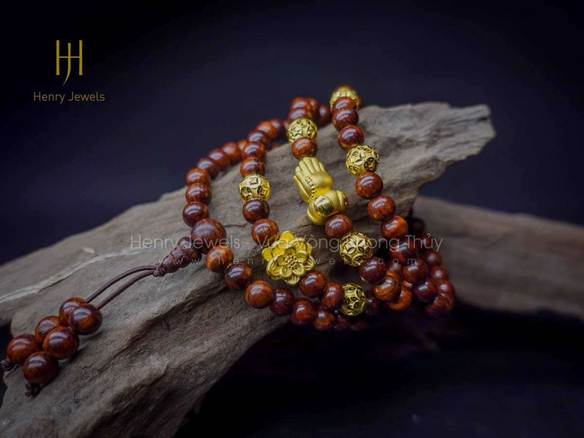 Vòng tay gỗ sưa 108 hạt kết hợp charm vàng 24K sang trọng