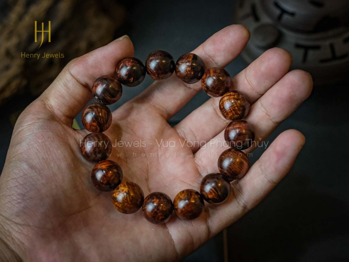 Vòng tay gỗ sưa đỏ có vân tự nhiên, mang ý nghĩa phong thủy